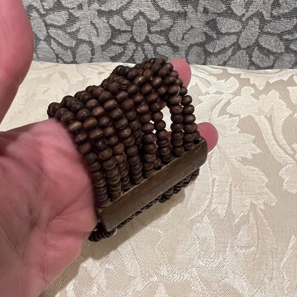 Brown wood beaded bracelet. - Picture 2 of 3